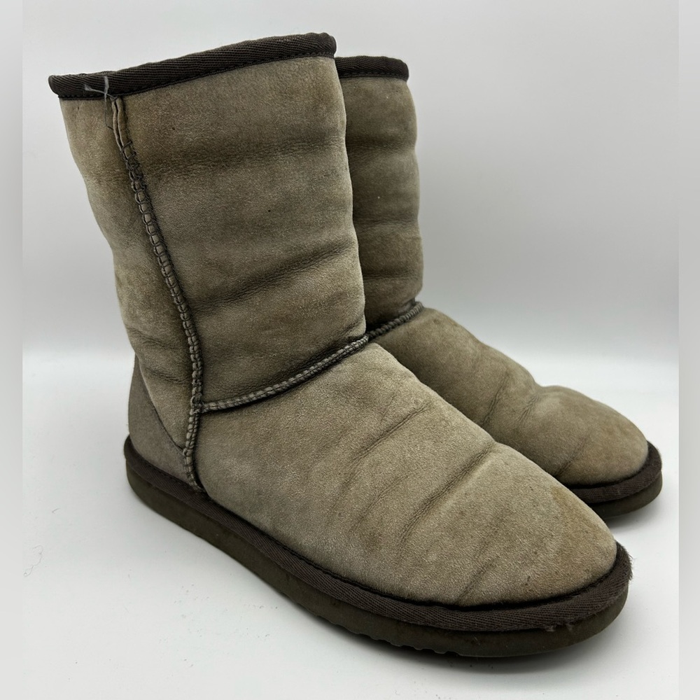 Ugg Australia Womens Size 7 Classic Gray Sheepskin Short Boots 5825